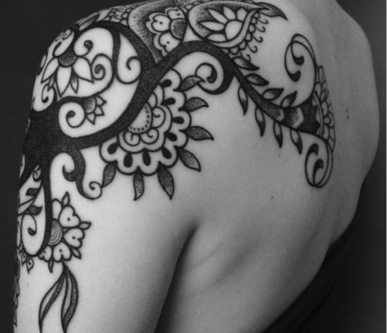 Egyedi virágos váll tetoválás