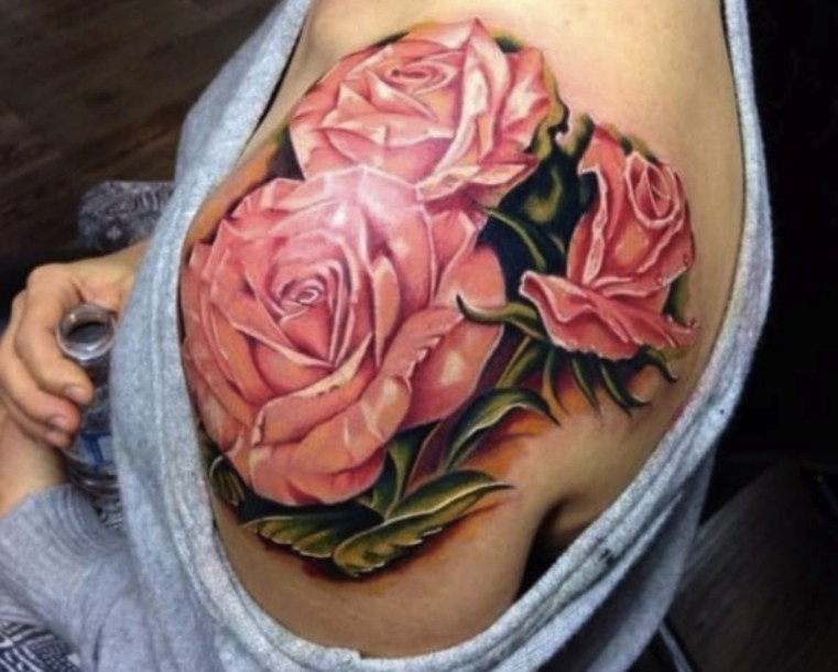 gyönyörű-rózsa-váll-tetoválás