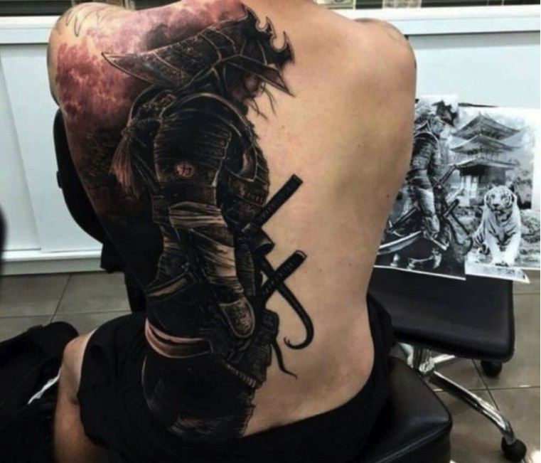 szamuráj-váll-tetoválás-hátul