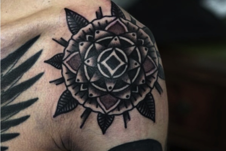 kūrybinė-gėlių-pečių-tatuiruotė