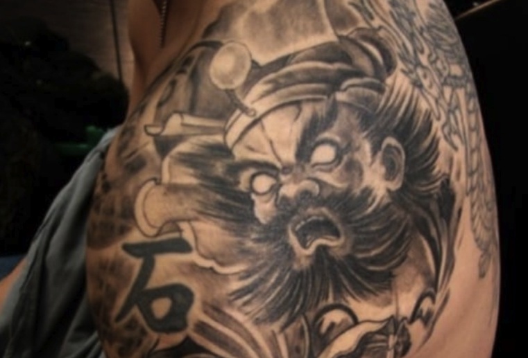 spaventoso-uomo-spalla-tatuaggio