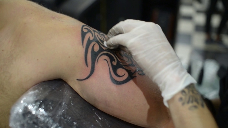 tetoválás a vállán