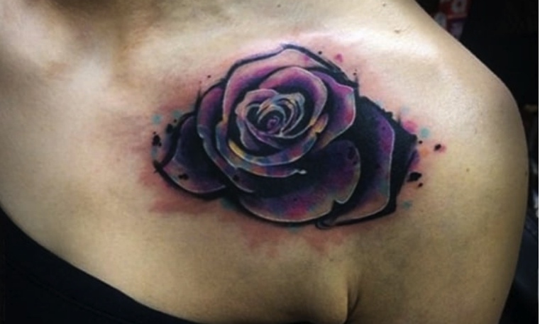 fényes-rózsás tetoválás