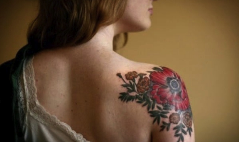 vörös-virág-váll-tetoválás