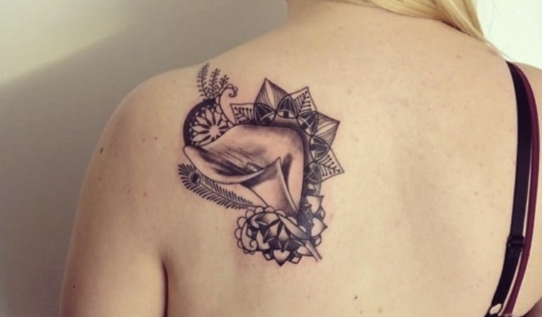 tetovaža crnog tulipana