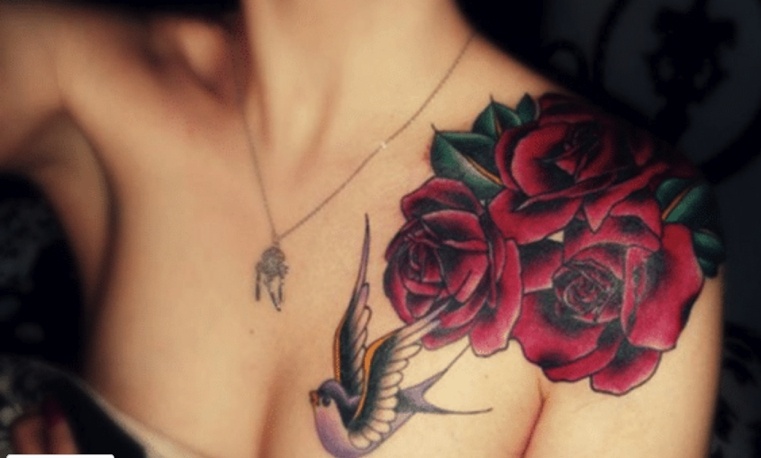 Tatuaggio spalla ricca di rose