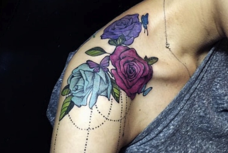 papuošalai-gėlė-petys-tatuiruotė