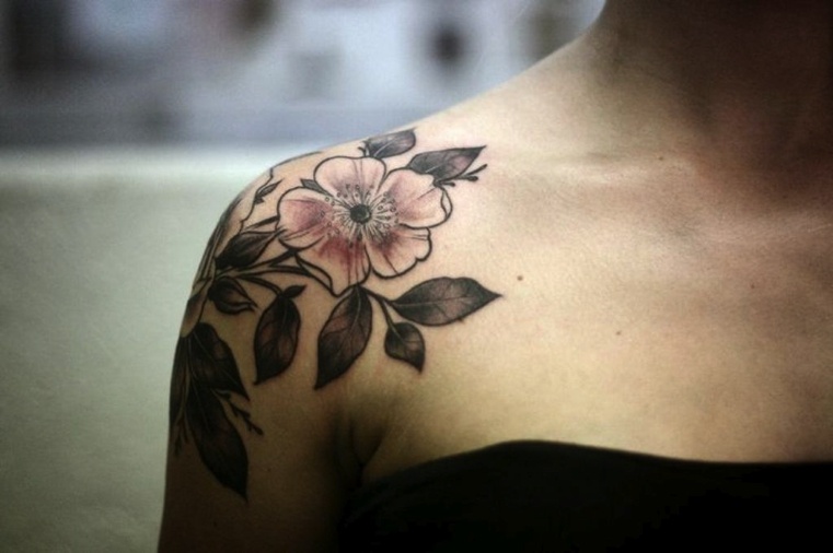 tetoválás a nő vállán