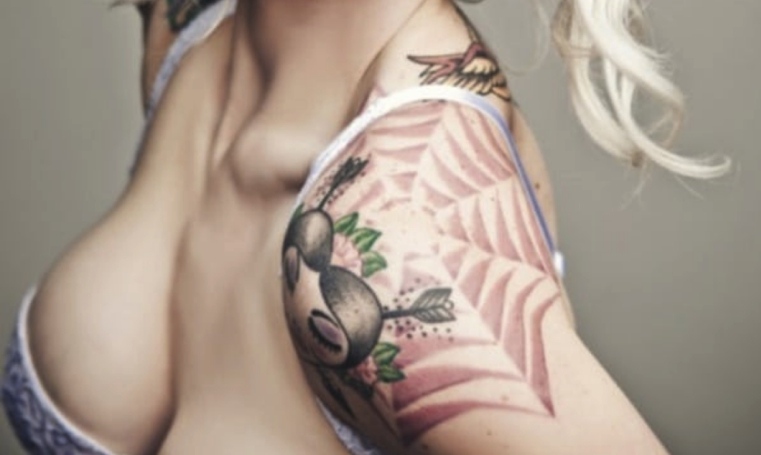 ragnatela-tatuaggio-spalla-in-colori