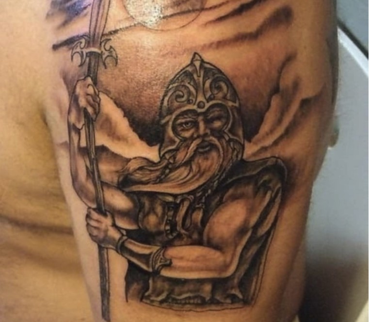 viking-ember-váll-tetoválás