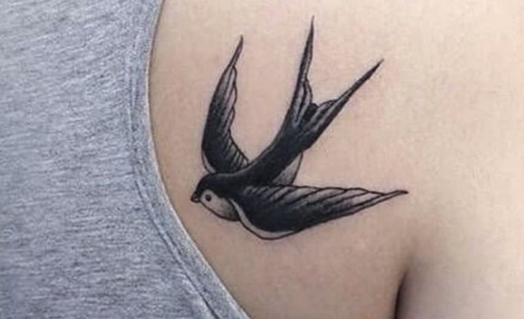 tatuaggio sulla spalla dell'uccello volante