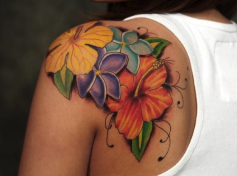 colorato-fiore-tatuaggio-spalla