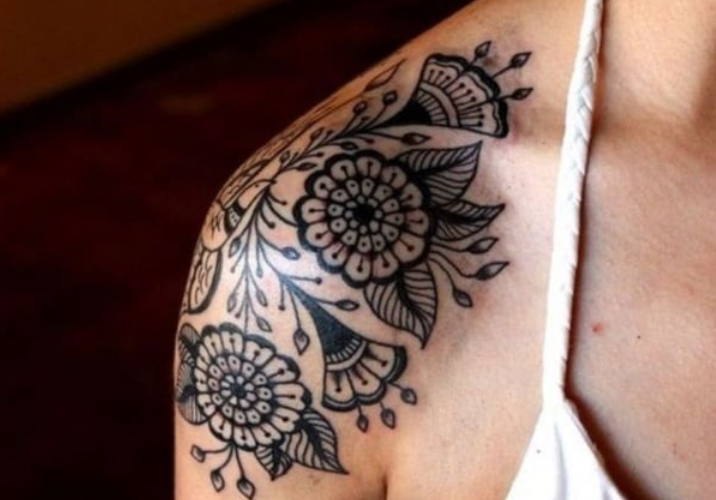 tetovaža-na-ramenu-cvjetni dizajn
