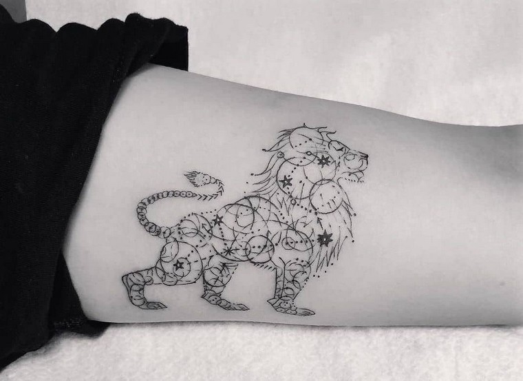 Madingos tatuiruotės liūto rankos tatuiruotės idėja