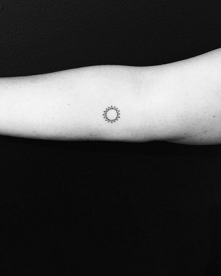 Madinga tatuiruotė saulės tatuiruotės idėja tatuiruotė ranka