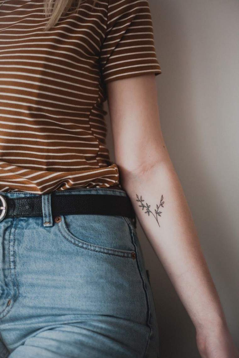 gėlė-ranka-tatuiruotė-originali