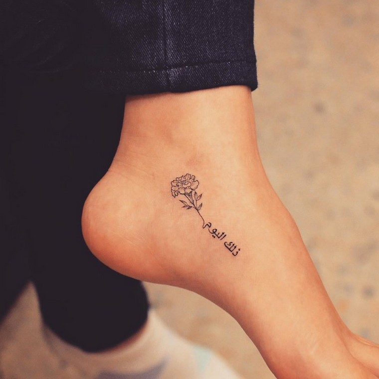 tatuiruotės tendencija gėlių idėja maža tatuiruotė