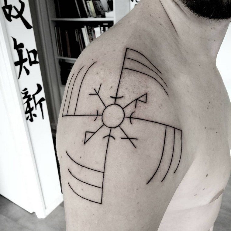 Viking tetováló férfi váll tetoválás ötlet fotó