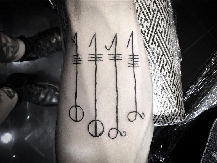 Svefnthorn hiteles viking tetoválás ötlet férfi nő