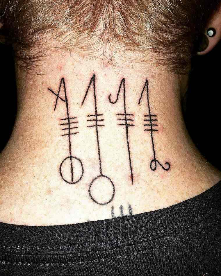 Svefnthorn hiteles viking tetoválás ötlet férfi nő nyaka