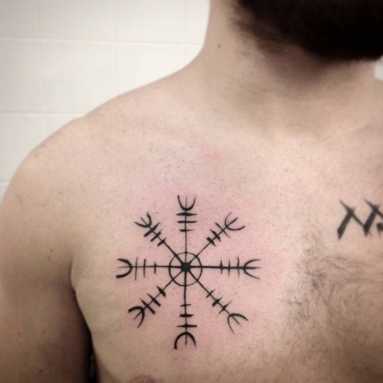 vyras-tatuiruotė-krūtinė-vikingas