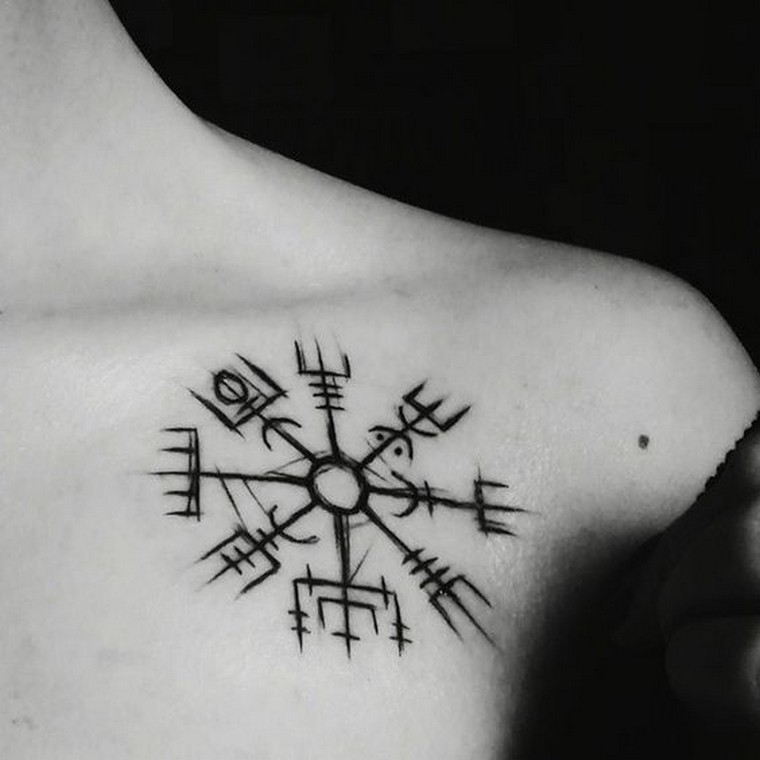 váll-tetoválás-viking-hiteles-nő