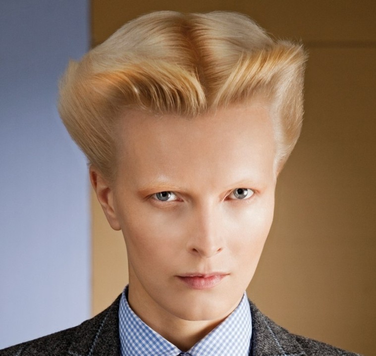 plava kosa-žena-ošišana-trendi-androgina