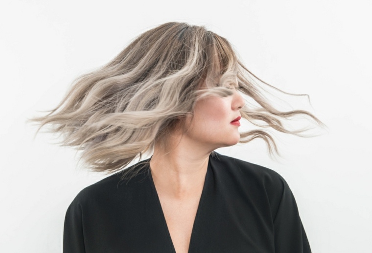 taglio di capelli donna moderna primavera ombre grigio foto Tiffany Hagler Geard ridimensionato