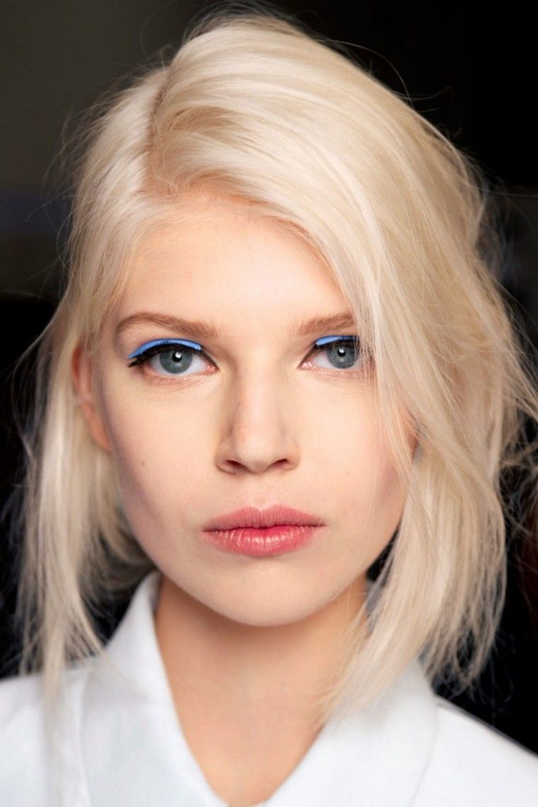 moteris dažanti blondines tendencijas plaukų tendencijos spalvos idėja
