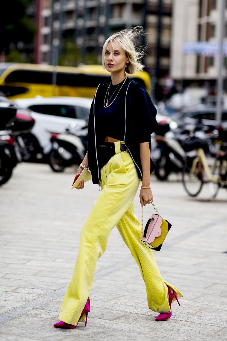 pantaloni gialli fluorescenti alla moda