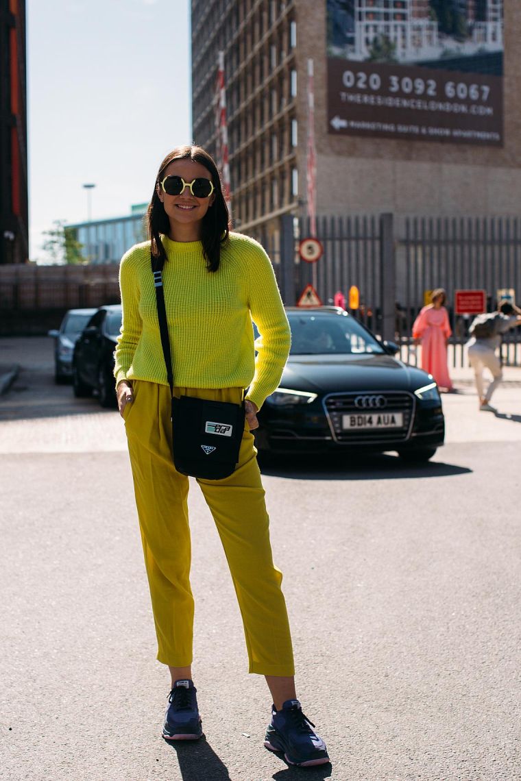 look di colore fluorescente alla moda