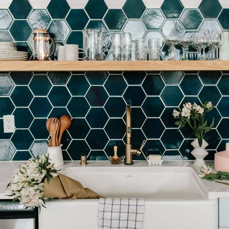 deco-trend-2018-kitchen-šešiakampės-blizgios plytelės