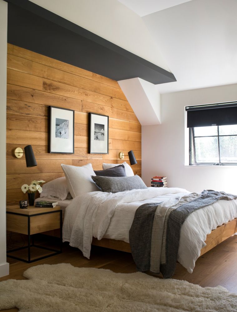 spavaća soba s drvenim naglašenim zidom