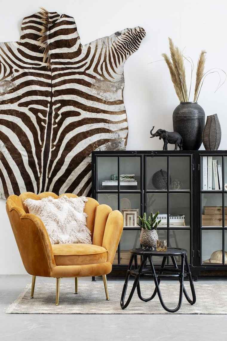 design d'interni alla moda art deco poltrona gialla pavimento in moquette zebra