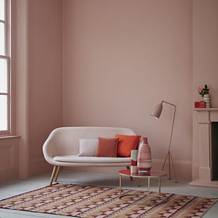 divano bianco interni dal design alla moda 2019 cuscini rosa corallo tappetino