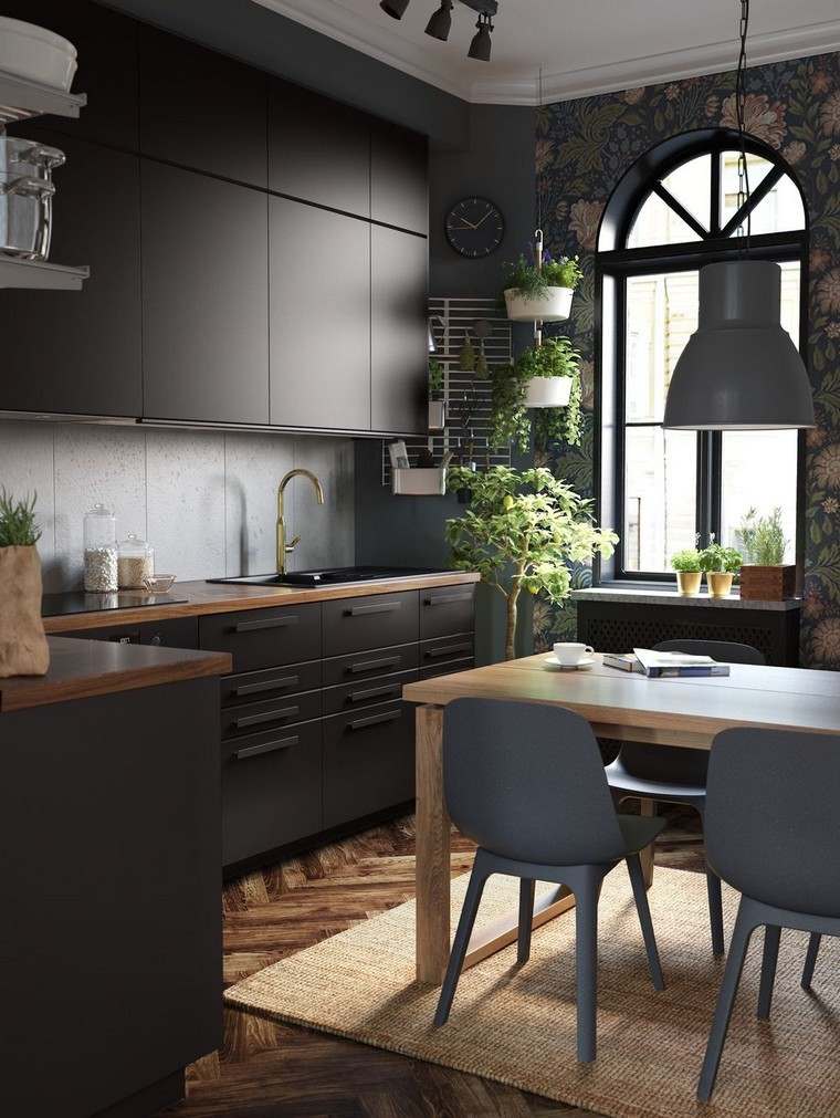 cucina interior design trend 2019 tavolo in legno sedie tappetino lampada a sospensione