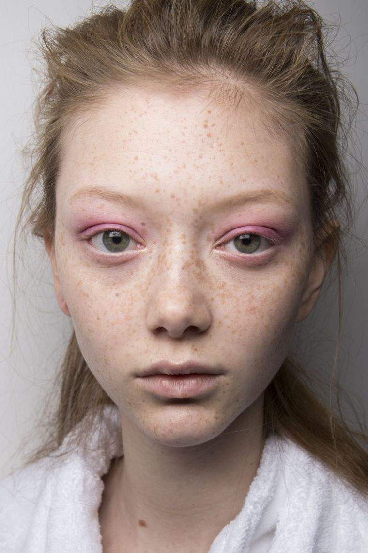 model-makeup-trend-face-color-pink