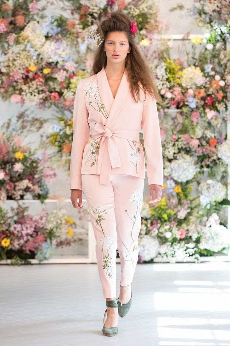 cvjetni print-trendy-outfit-žena