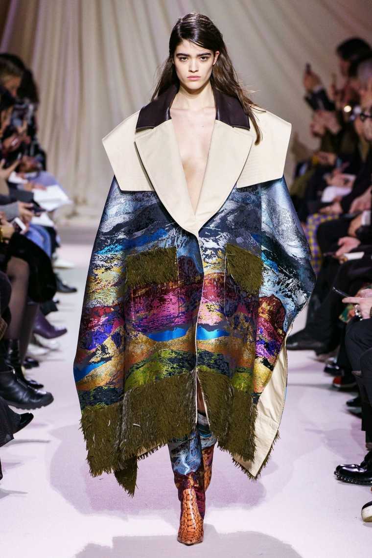 tendenza moda inverno 2019-2020 con un cappotto originale