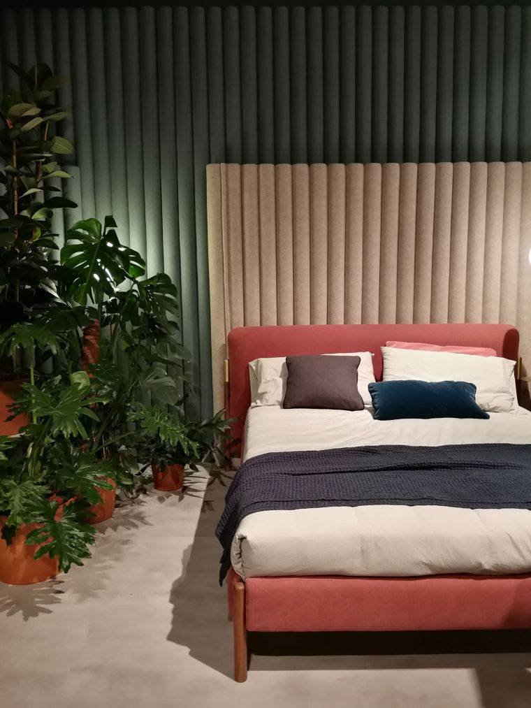 miegamasis su žaliais augalais