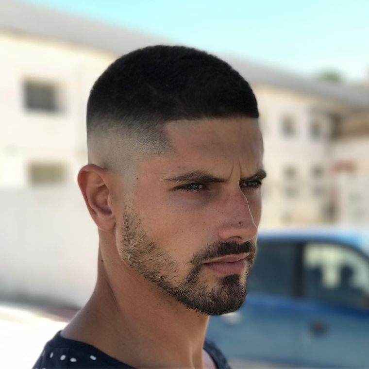 taglio di capelli corto da uomo