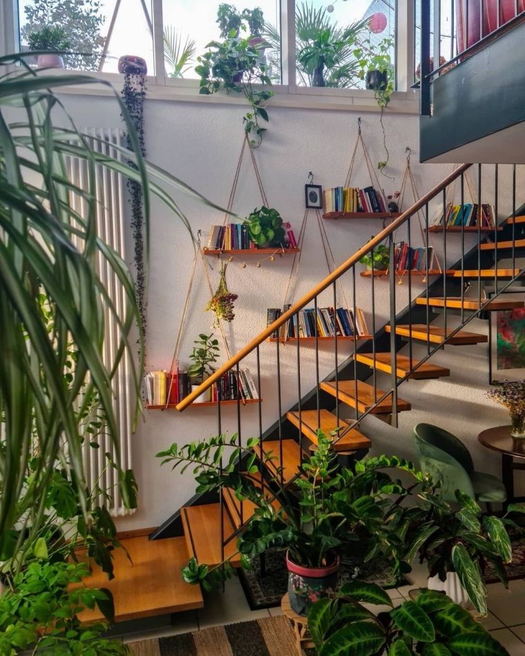 lépcsőház dekoráció zöld növényekkel