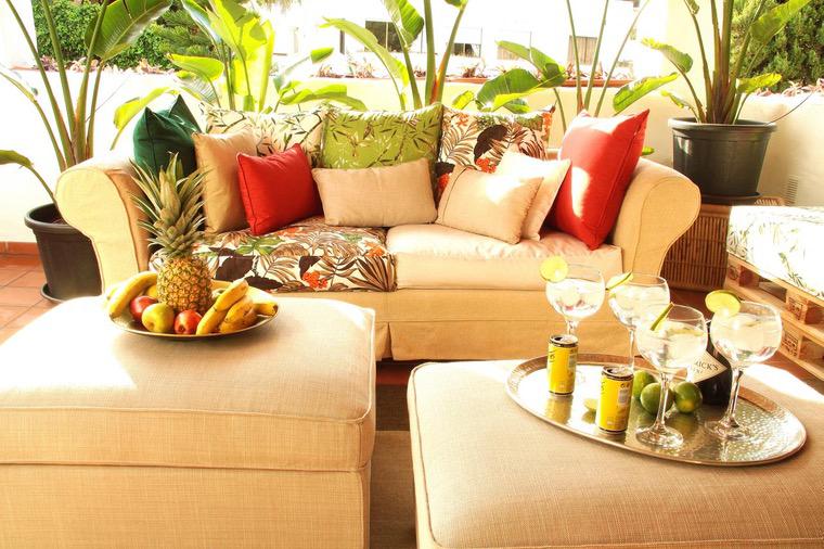Ryškios spalvos terasos deko kampinė sofa