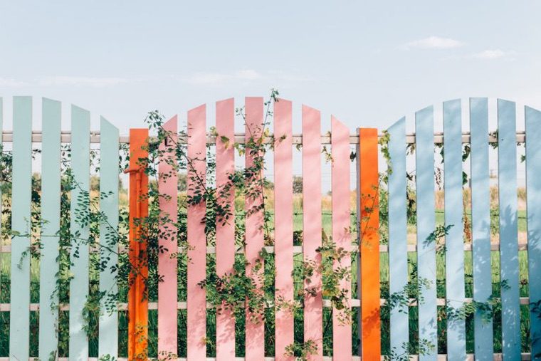 recinzione da giardino in legno colorato