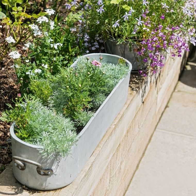 giardino con vasi di fiori