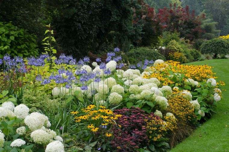 decorazione del giardino con fiori