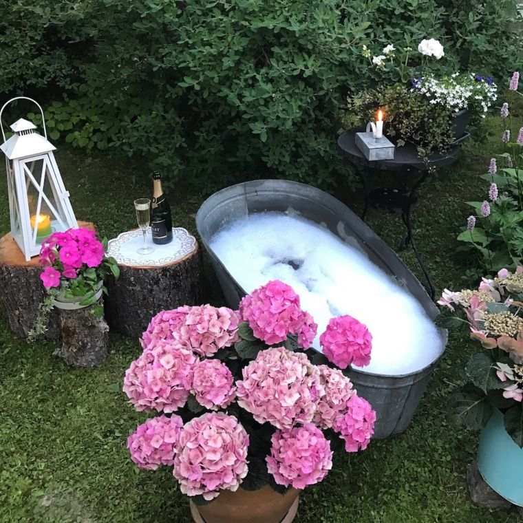 romantikus kert újrahasznosított díszítéssel