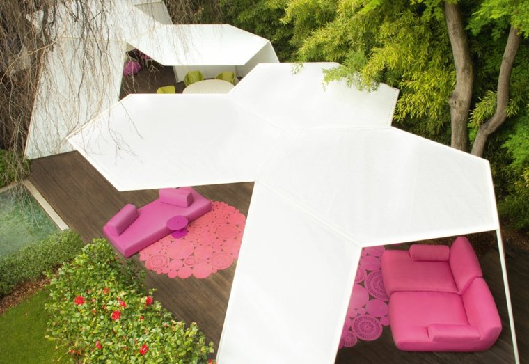 ミニマリストデザインのガーデンテントのアイデア屋外ピンクのソファ
