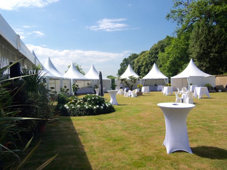 Ideja za vrtni šator za vjenčanje urediti na otvorenom
