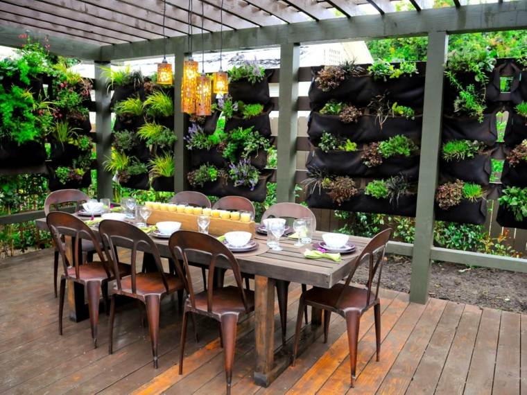terasa opremljena ručkom-večerom-pod zelenilom